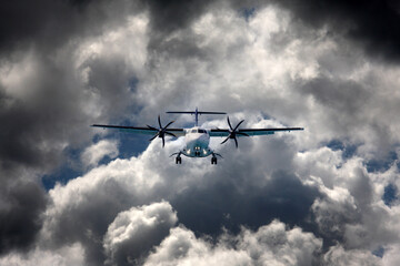 Motor-Flugzeug am Himmel