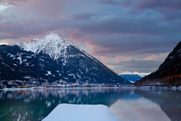 Sonnenuntergang über dem Achensee in Tirol im Winter, österreichische Alpen, Österreich