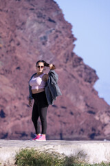 Mujer posando sujetando coleta