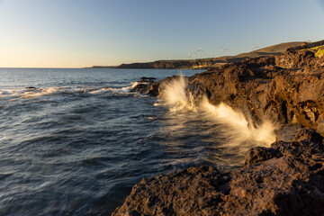 Olas rompiendo en la costa