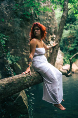 Chica guapa con vestido blanco en un bosque verde frondoso encantado hippie