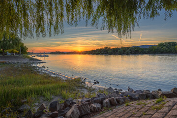 Sonnenuntergang in Heidenfahrt am Rhein