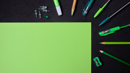 Material escolar de color verde con copyspace 