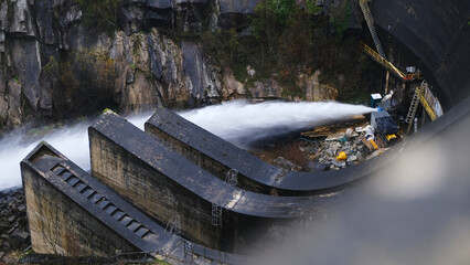 Liberación de agua a presión en una presa en obras	