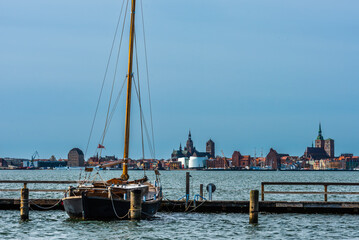 Blick vom Hafen Altefähr auf Rügen auf die Hansestadt Stralsund