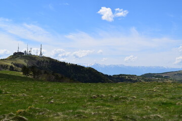 Fototapeta na wymiar 美ヶ原と奥に望む電波塔と北アルプス