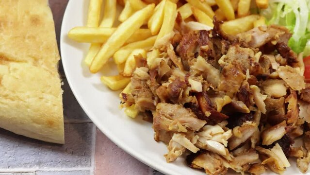 assiette de kebab et frites en gros plan	