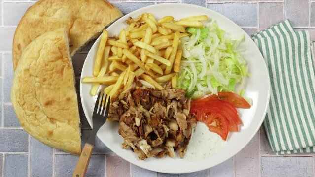 assiette de kebab et frites en gros plan	