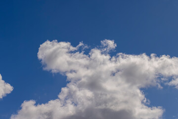 Obraz premium Clouds floating across the sky in the daytime