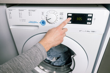 PRESSING A BUTTON ON THE WASHER TO SELECT A WASH FEATURE