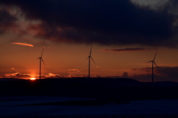 Windräder in Stötten bei Geislingen im Abendrot