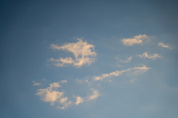 Naklejka na ściany i meble Nubes en el horizonte en atardecer soleado.