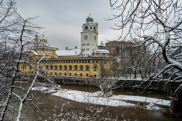 Die Münchner Isar im Winter: Müllersches Volksbad