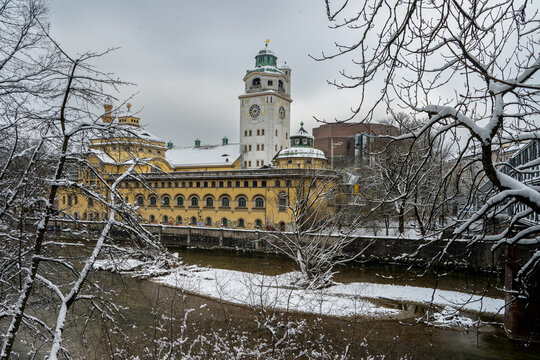 Die Münchner Isar im Winter: Müllersches Volksbad