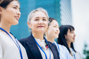 Fototapeta premium グレイヘアの女性が中心のビジネスチーム