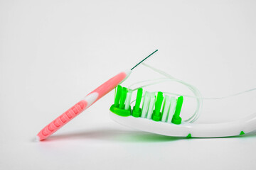 brosse à dent, fil dentaire et brosse interdentaire © AlcelVision