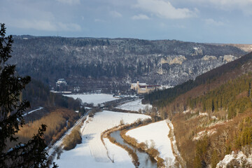 Oberes Donautal im Winter mit Ausblick auf Kloster Beuron (Schw&auml;bische Alb)
