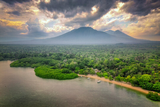 Indonesie, ile de Jave, la plage de Bama Beach, parc national de baluran. Vue aerienne avec le Mont Baluran et la Savane en arriere plan