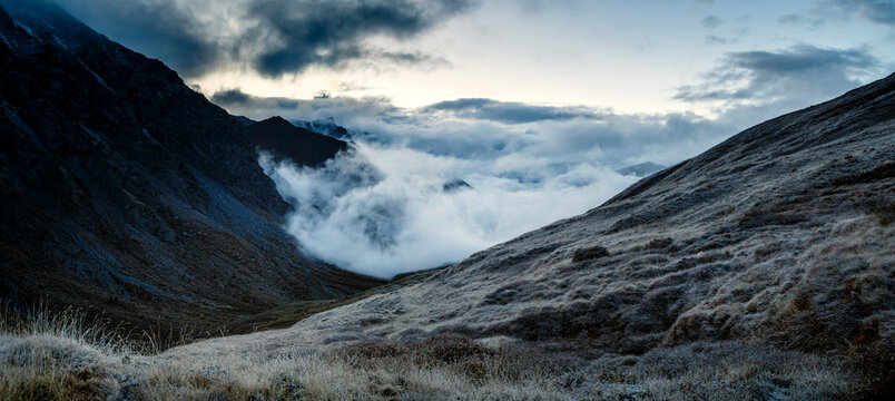 Parc du Queyras, Hautes Alpes, France. La nuit tombe sur la vall&eacute;e de l'agnel 