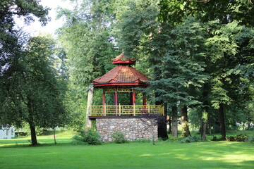 Duża altana w zabytkowym parku pałacowym, Polska, dolnośląskie