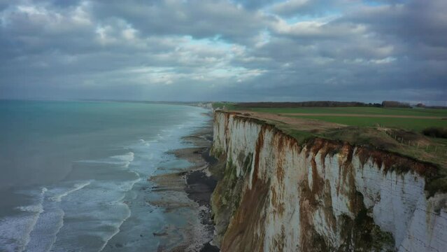 Littoral normand vue du ciel : les falaise de Mers-les-Bains en drone