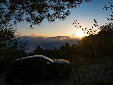 Nebel, Wolken, Hochnebel, Audi SQ5 Modell 2017 im Guadelest Valley, Alicante Spanien