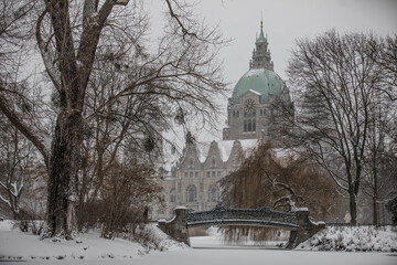 Fototapeta na wymiar Rathaus Hannover mit Rosenbrücke