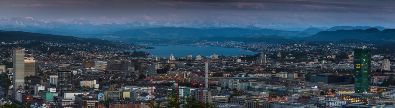 panoramic photo of the city of Zurich overlooking the lake