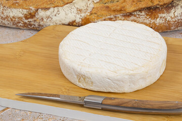 fromage Reblochon en gros plan, sur une planche à découper