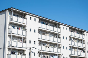 青空と集合住宅