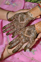 Manos de una novia hindú decoradas con dibujos hechos con henna