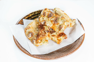 白い背景のちくわの磯辺揚げ