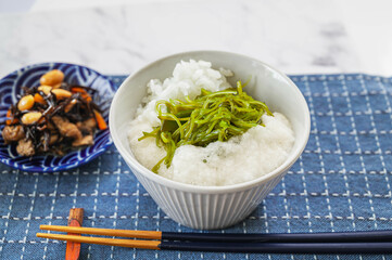 めかぶとろろ丼とひじきの煮物