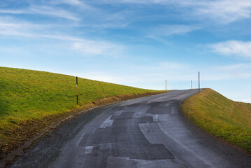 Fototapeta na wymiar winding country road in burgenland