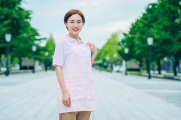 エプロン姿の女性 