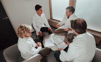 Reunión de médicos en el trabajo