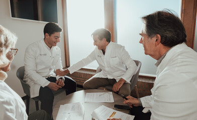 Reuni&oacute;n de m&eacute;dicos en el trabajo