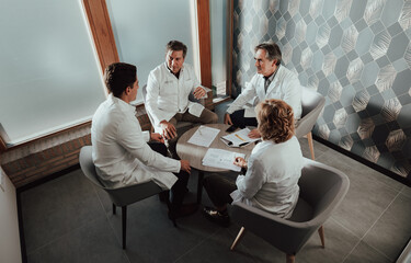 Reunión de médicos en el trabajo