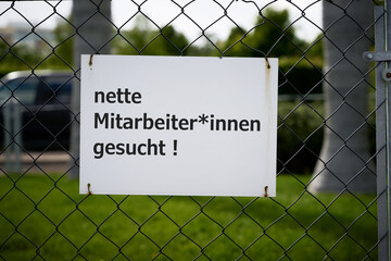 Schild vor einem Firmengelände in Deutschland mit der Aufschrift nette Mitarbeiter*innen gesucht