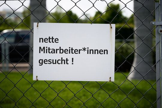 Schild vor einem Firmengel&auml;nde in Deutschland mit der Aufschrift nette Mitarbeiter*innen gesucht