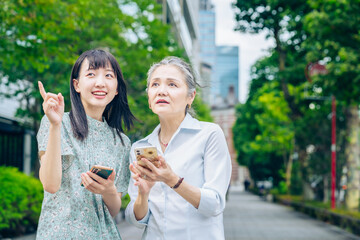 スマホを使う親子（歳の離れた女性たち） 