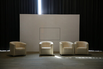 sofás en sala de conferencia o teatro, concepto de sala de exposiciones y conferencias.