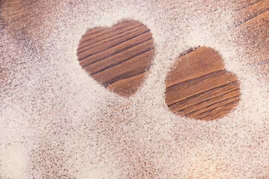 Marca De Corazones Sobre Harina Espolvoreada En Una Mesa De Cocina Para San Valentín