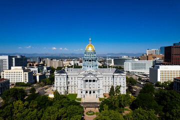 Obraz premium An aerial view of the Colorado State Capitol in downtown Denver