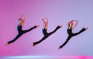 Foto auf Acrylglas Tanzschule group of five teenagers balrins in black tight-fitting costumes are dancing modern konteporari on a lilac background