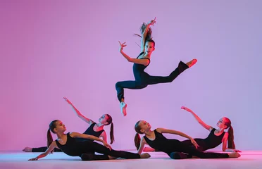 Crédence de cuisine en verre imprimé École de danse group of five teenagers balrins in black tight-fitting costumes are dancing modern konteporari on a lilac background