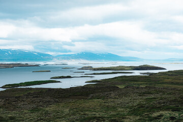 Fototapeta na wymiar Laguna ghiacciata con monti innevati di sfondo
