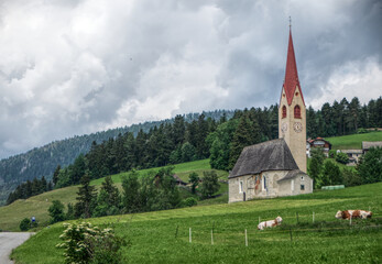 Fototapeta na wymiar church in Dolomite mountains