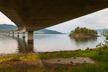 Brücke über den Mjøsa, Mjøsbrua, Provinz Innlandet in Norwegen. Bei der Ortschaft Moelv wird der See von der Straßenbrücke der E6 überquert. Der Pilgerweg St. Olavsweg führt unter der Brücke entlang.