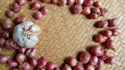 Photo of spices in the form of shallots, garlic, chilies and eggs arranged in a woven bamboo